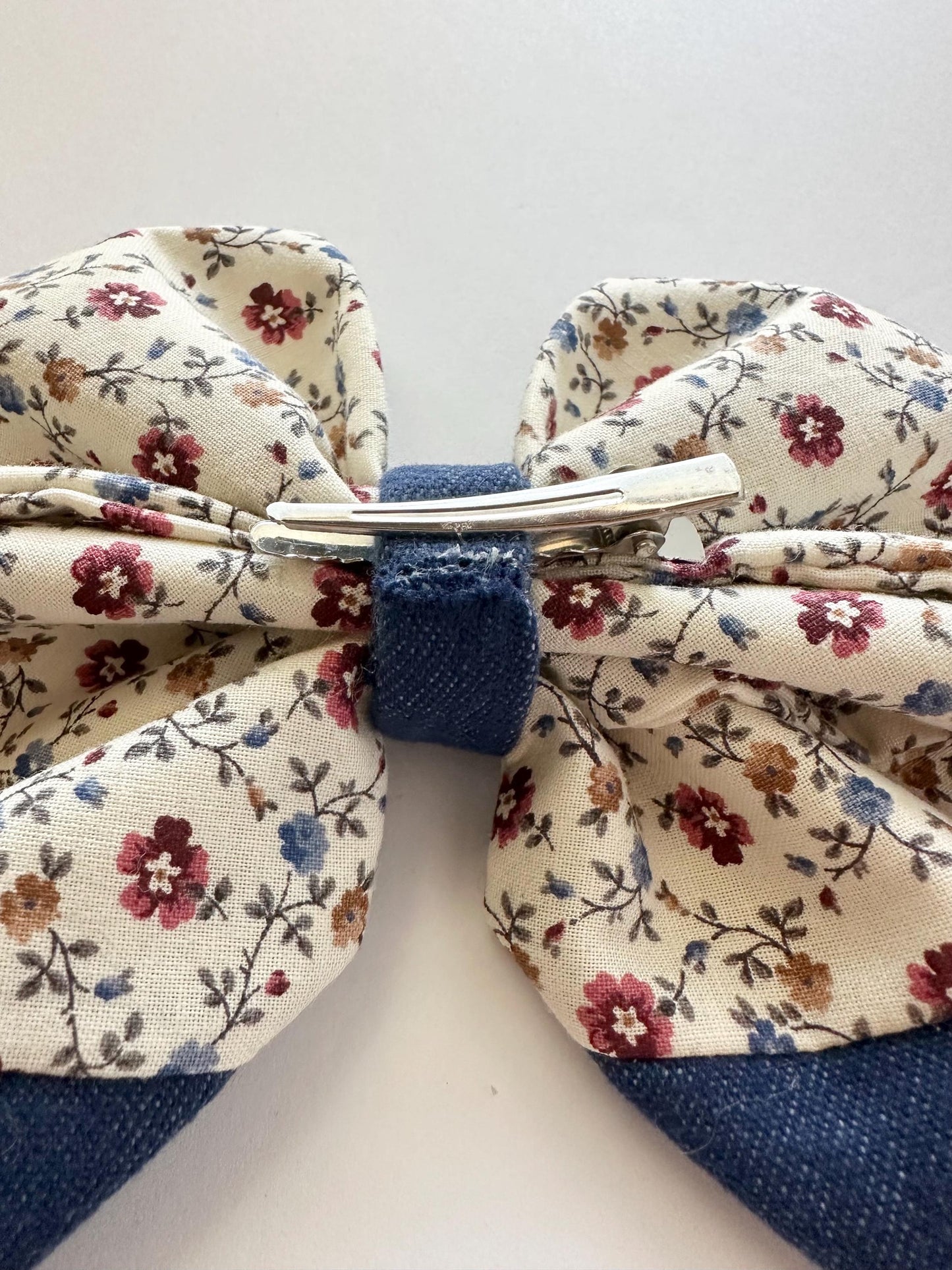 Small Flowers Crème Colored Combined with Strentchy Blue Jean Hair Bow with Tails