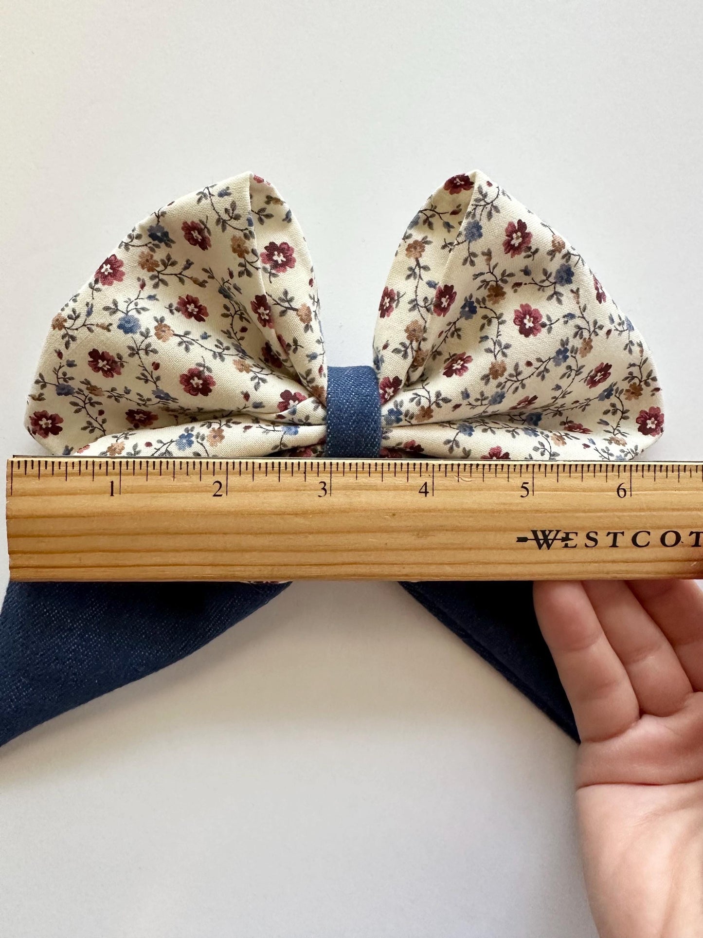 Small Flowers Crème Colored Combined with Strentchy Blue Jean Hair Bow with Tails