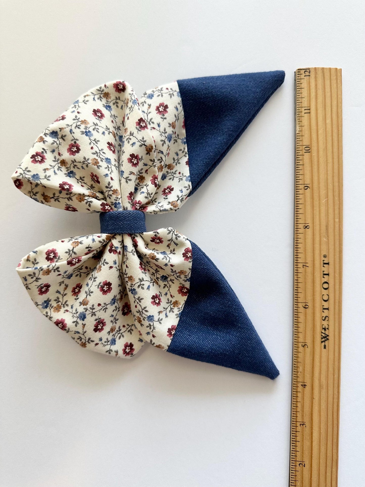Small Flowers Crème Colored Combined with Strentchy Blue Jean Hair Bow with Tails