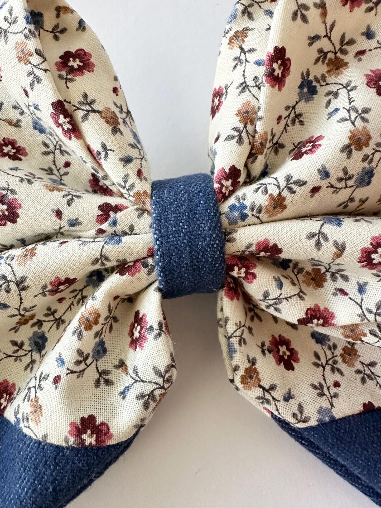Small Flowers Crème Colored Combined with Strentchy Blue Jean Hair Bow with Tails