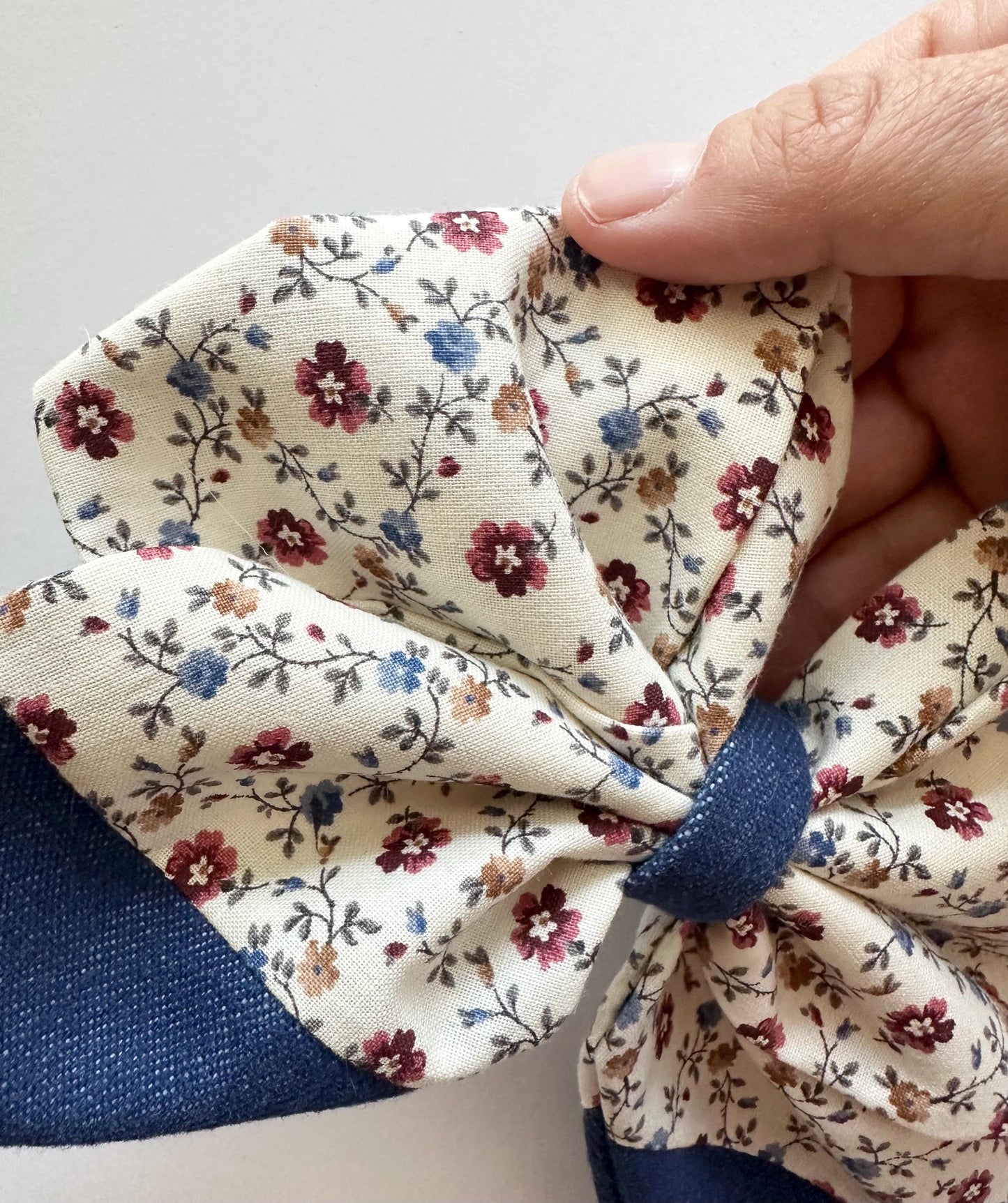 Small Flowers Crème Colored Combined with Strentchy Blue Jean Hair Bow with Tails