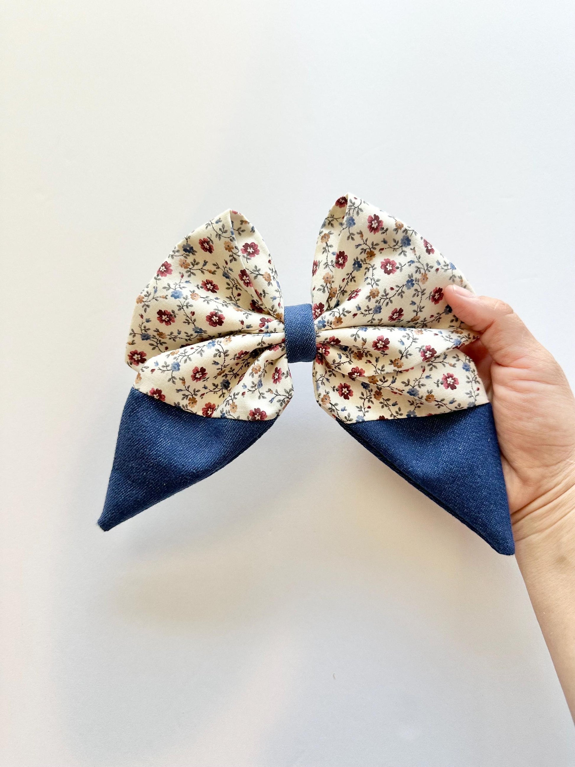 Small Flowers Crème Colored Combined with Strentchy Blue Jean Hair Bow with Tails