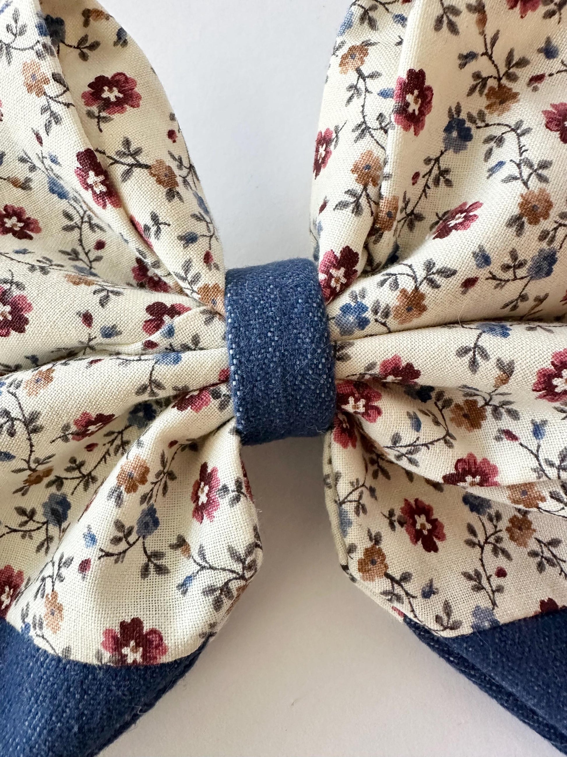 Small Flowers Crème Colored Combined with Strentchy Blue Jean Hair Bow with Tails
